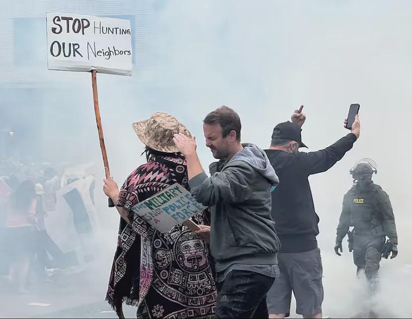 西海岸爆发大规模抗议！催泪瓦斯、胡椒球，现场失控，加州国卫队紧急出动（组图） - 9