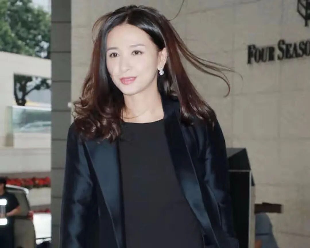 老公死在枕边?豪门独宠30年,丧夫四年守巨额遗产,不惧流言成最美豪门奶奶(组图) - 5