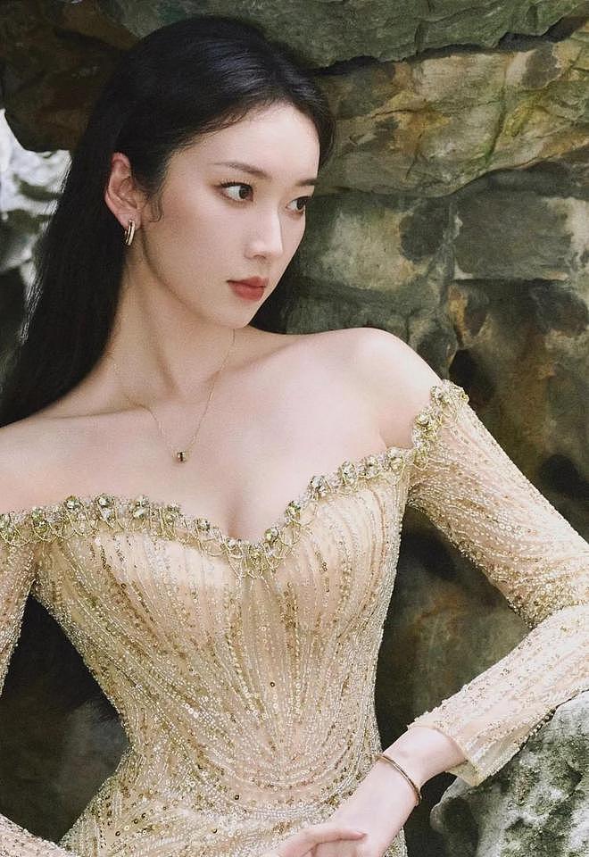 【美女】成都妹纸真空穿抹胸包臀长裙,性感妩媚,美艳动人(组图) - 9
