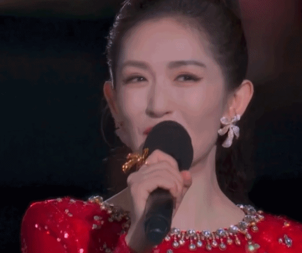 谢娜首次主持央视秋晚,离了何炅没人托底,录播也要依赖提词机(组图) - 7