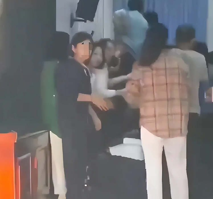 太荒谬！家长跪地让学生踩踏，这是什么教育？学校凌晨道歉（视频/组图） - 4