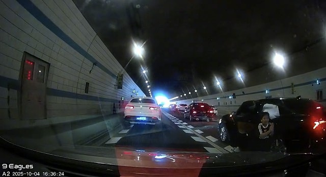 广州隧道遇车祸，母亲陷昏迷！10岁儿跪地拦车大喊：“救救我妈妈”现场视频曝（视频/组图） - 2