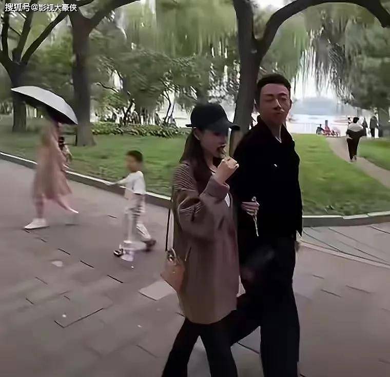 汪小菲马筱梅公园划船,同吃一根烤肠,穿针织衫(组图) - 8