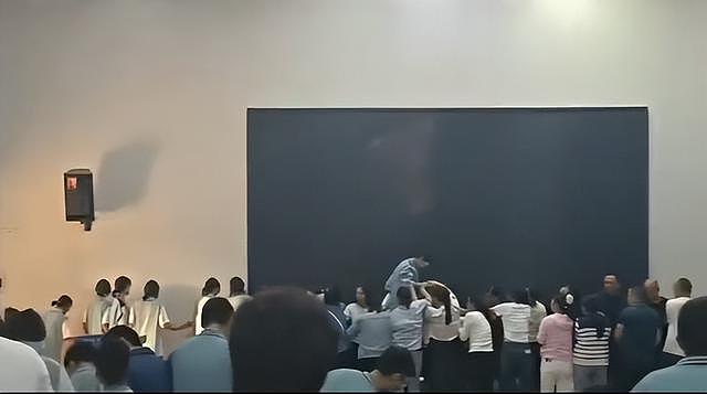 学校组织“愧疚教育”活动，家长跪一排学生蒙眼背上踩过（组图） - 1