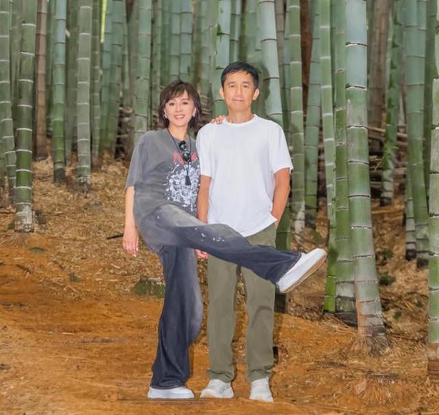 刘嘉玲晒与梁朝伟在竹林深处散步的合照,搭肩合影的模样好甜蜜(组图) - 2