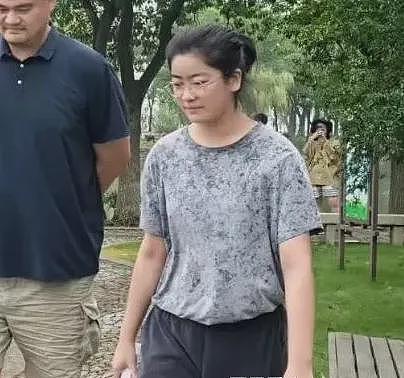 国庆偶遇姚明一家！15岁女儿身高惊人，比1米9妈妈还高（组图） - 3