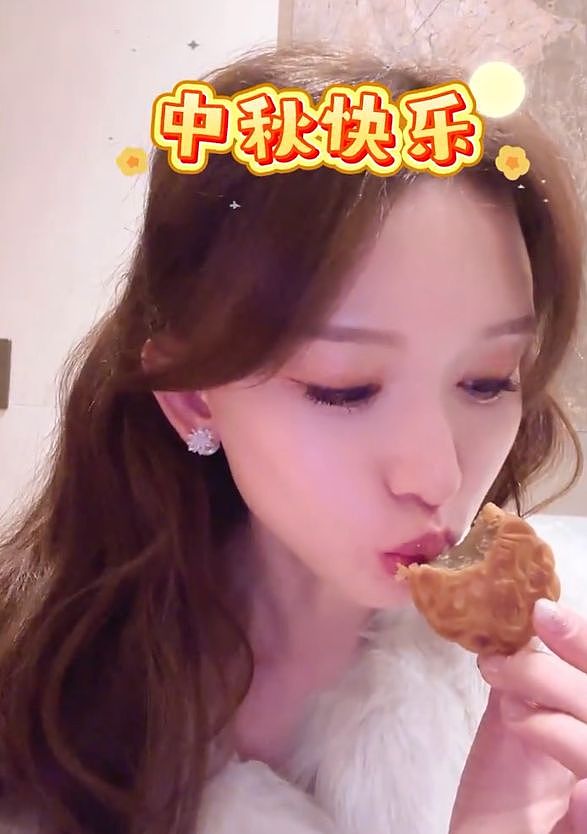 林志玲晒视频庆中秋,长卷发皮毛大衣显贵气,吃月饼津津有味(组图) - 5
