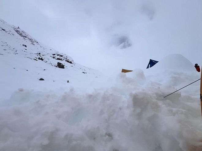 近千人因暴雪被困珠峰！亲历者回忆死里逃生：“根本挡不住，全身结冰”（组图） - 7