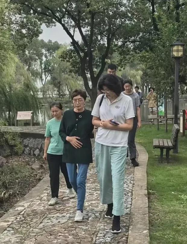 国庆偶遇姚明一家！15岁女儿身高惊人，比1米9妈妈还高（组图） - 2