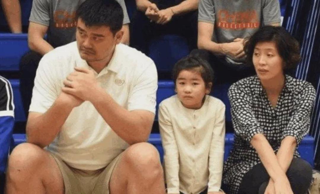 国庆偶遇姚明一家！15岁女儿身高惊人，比1米9妈妈还高（组图） - 6
