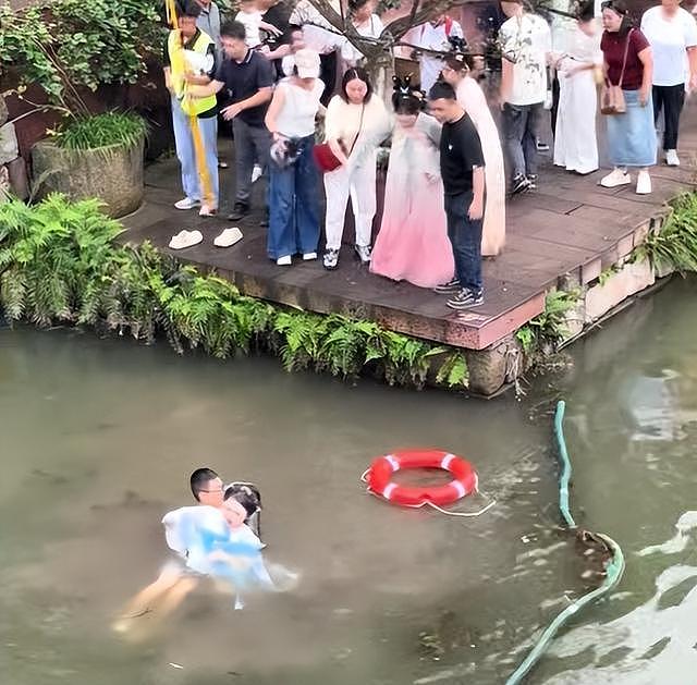 古装女游客拍照不慎坠湖，戴眼镜小伙下水施救（组图） - 3
