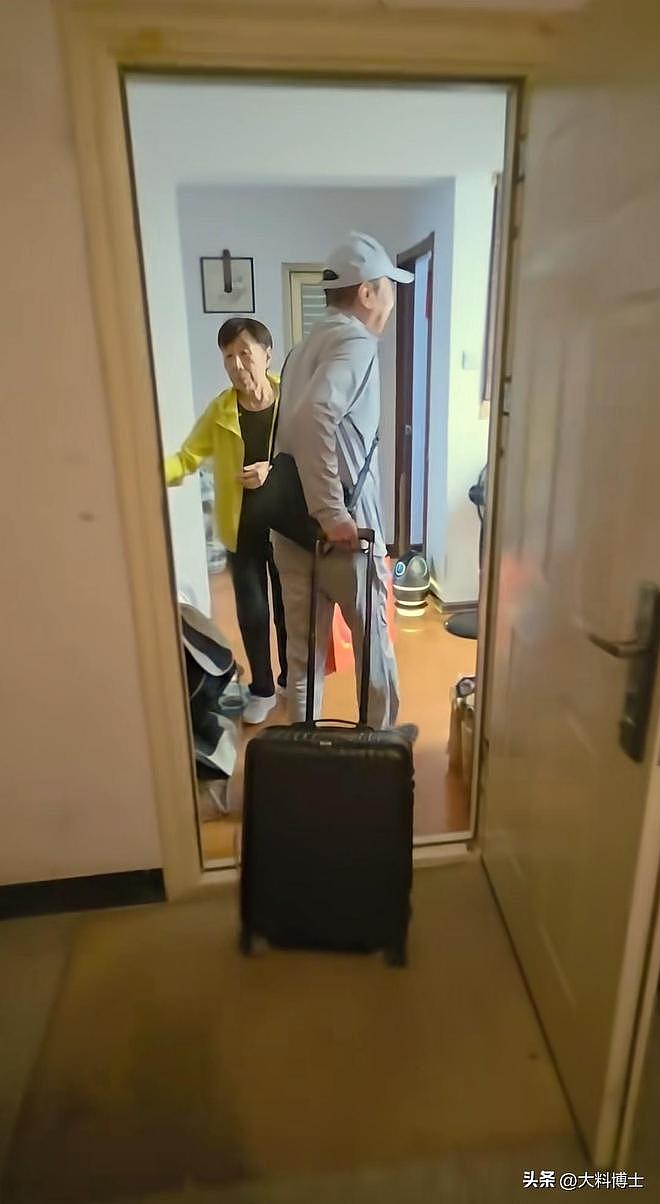 冯巩中秋回天津与哥姐团聚，亲自下厨炒菜，兄弟姐妹共用一张脸（组图） - 3