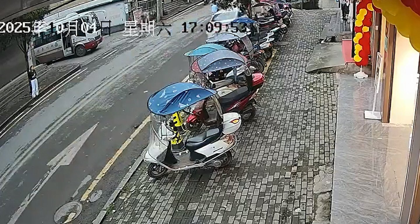 湖北轿车失控横扫地摊致5死8伤，现场惨况曝光（视频/组图） - 3