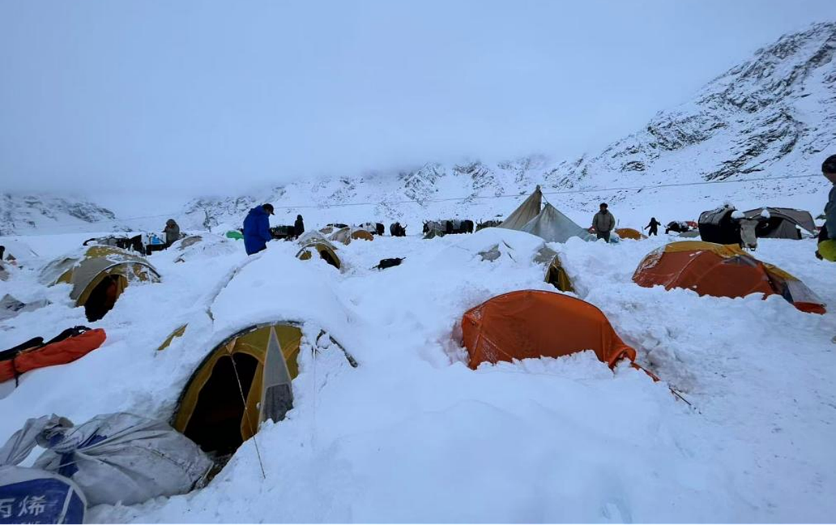 珠峰暴雪救援：嘎玛沟300多游客成功撤离，亲历者回忆“硬壳冲锋衣都防不住，全身结冰”（组图） - 1
