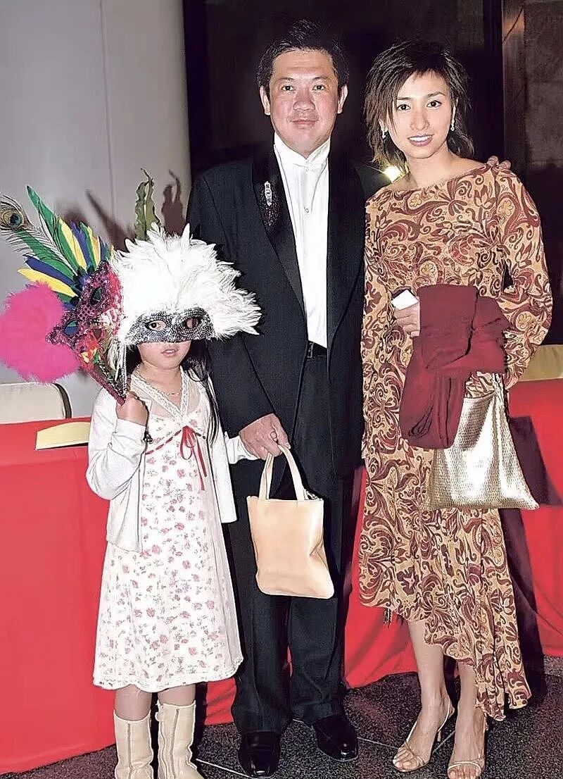 老公死在枕边?豪门独宠30年,丧夫四年守巨额遗产,不惧流言成最美豪门奶奶(组图) - 28