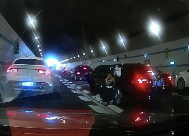 广州隧道遇车祸，母亲陷昏迷！10岁儿跪地拦车大喊：“救救我妈妈”现场视频曝（视频/组图） - 1