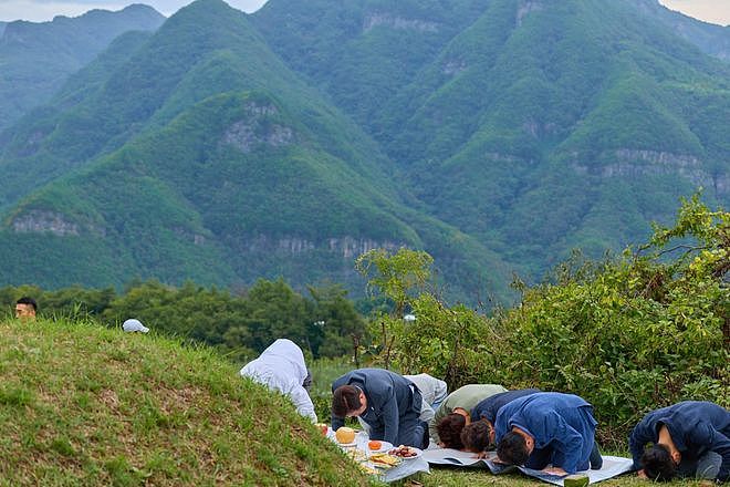 李在明中秋节携妻回乡祭拜,尹锡悦和硅胶脸太太的狱中大餐遭取消(组图) - 2