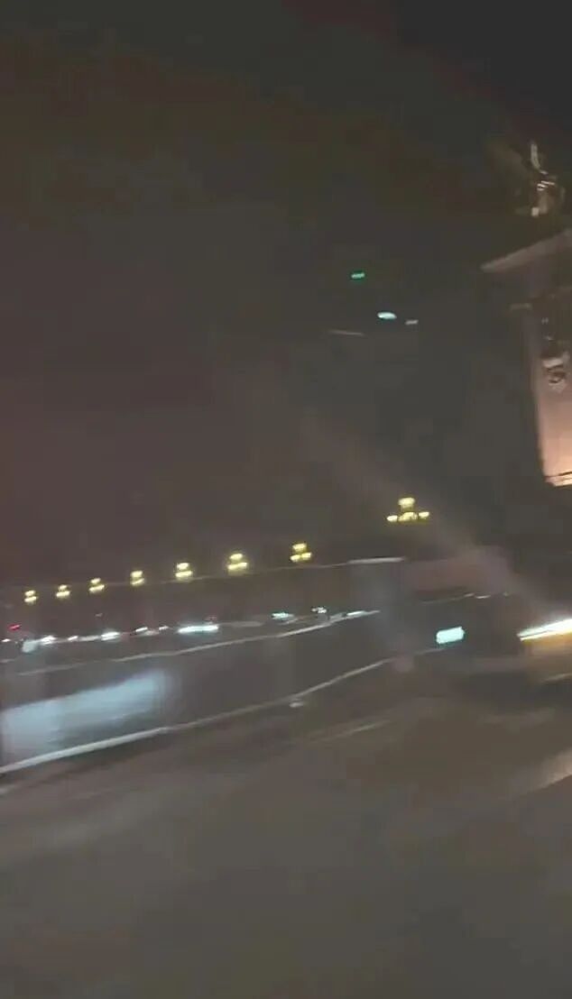 梅根巴黎行翻车！坐车经过戴妃去世隧道她翘脚自拍，哈里沉默，全网震怒…（组图） - 9