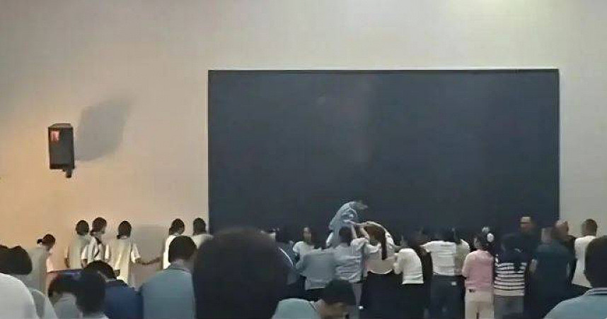 家长跪一排给学生踩！河南高中搞愧疚教育引爆热议，她摘眼罩见下面是父母哭了（视频/组图） - 1