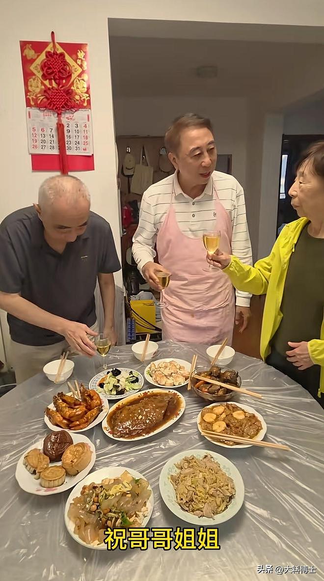 冯巩中秋回天津与哥姐团聚，亲自下厨炒菜，兄弟姐妹共用一张脸（组图） - 6