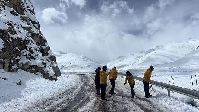 近千人因暴雪被困珠峰！亲历者回忆死里逃生：“根本挡不住，全身结冰”（组图） - 8