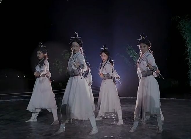 央视秋晚收视率破7!谢娜表演观众直接转台,明星对嘴假唱遭吐槽(组图) - 13