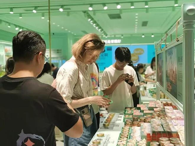 太疯狂！外国游客突然涌入上海狂买：豪掷11万买旗袍，一下买6台华为电脑……拖着行李箱冲去扫货（组图） - 2