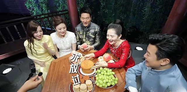 央视秋晚收视率爆表!谢娜一本正经,宋佳蒋欣最美,韩红又胖了(组图) - 4