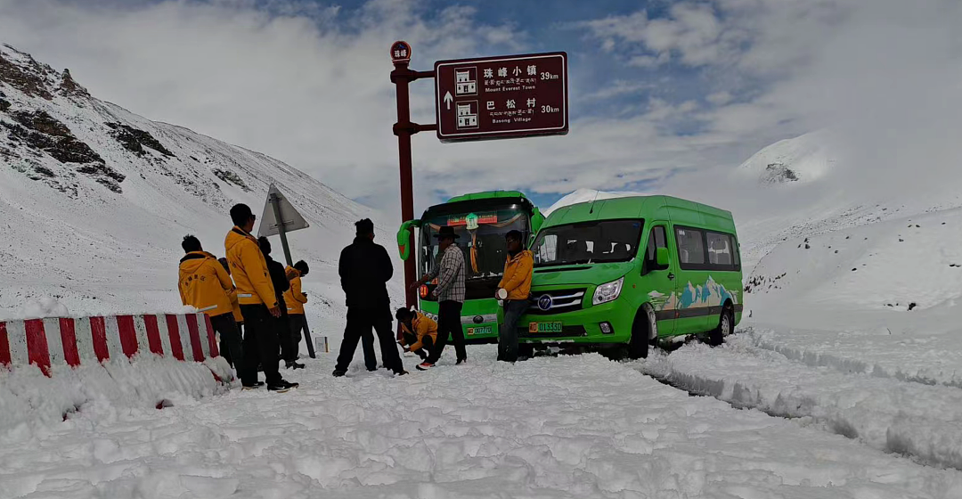 珠峰暴雪救援：嘎玛沟300多游客成功撤离，亲历者回忆“硬壳冲锋衣都防不住，全身结冰”（组图） - 3