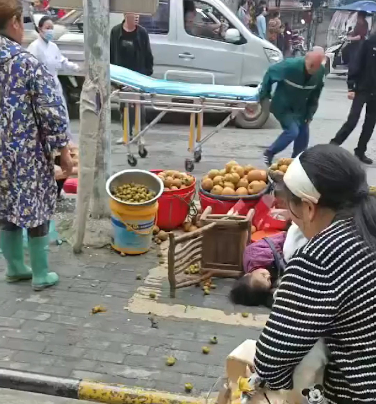 湖北轿车失控横扫地摊致5死8伤，现场惨况曝光（视频/组图） - 6