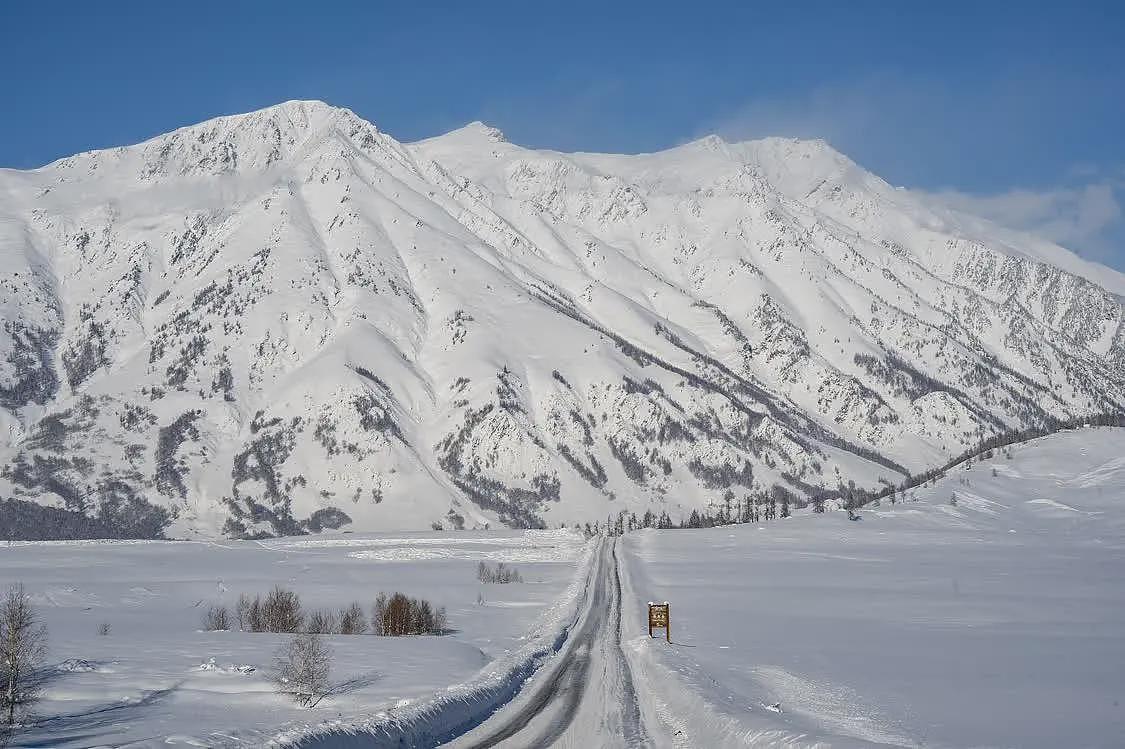 新疆喀纳斯景区遭遇暴雪，游客：困了超14小时（组图） - 1