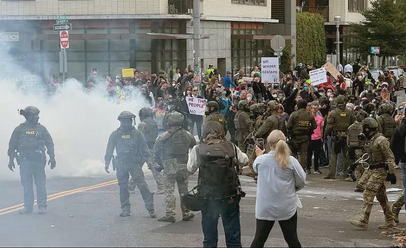 西海岸爆发大规模抗议！催泪瓦斯、胡椒球，现场失控，加州国卫队紧急出动（组图） - 7