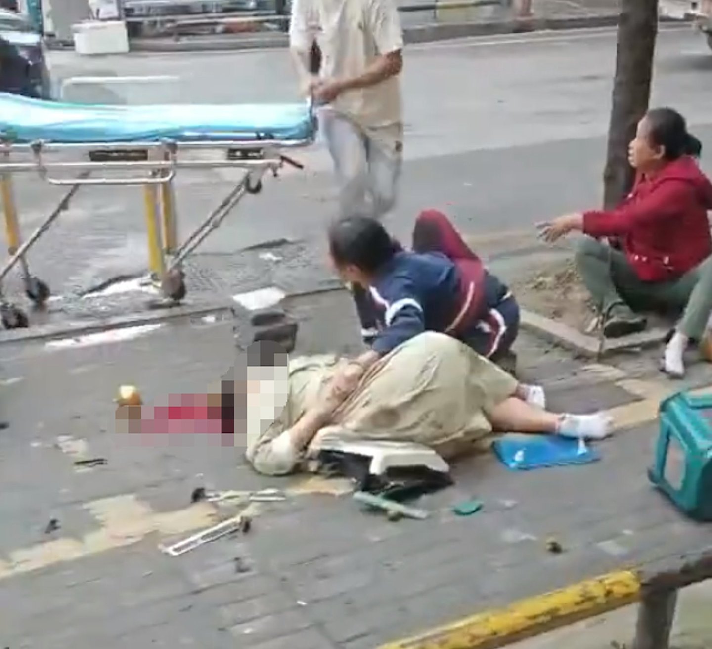湖北轿车失控横扫地摊致5死8伤，现场惨况曝光（视频/组图） - 4