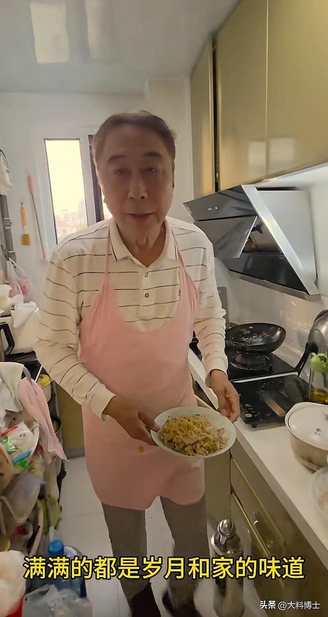 冯巩中秋回天津与哥姐团聚，亲自下厨炒菜，兄弟姐妹共用一张脸（组图） - 5