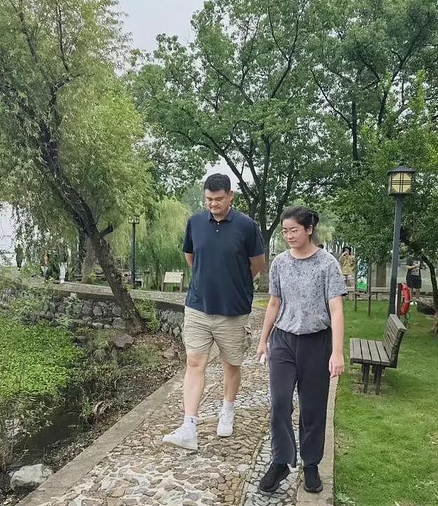 国庆偶遇姚明一家！15岁女儿身高惊人，比1米9妈妈还高（组图） - 4