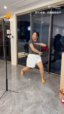 【爆笑】有钱人的豪车不仅有隔板还能隔音？一开始不理解！看到最后：难怪小说男女主亲热都不避人...（组图） - 12