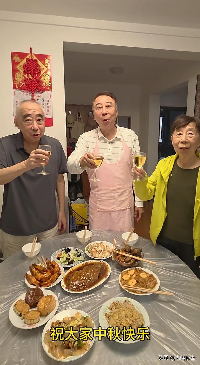 冯巩中秋回天津与哥姐团聚，亲自下厨炒菜，兄弟姐妹共用一张脸（组图） - 7