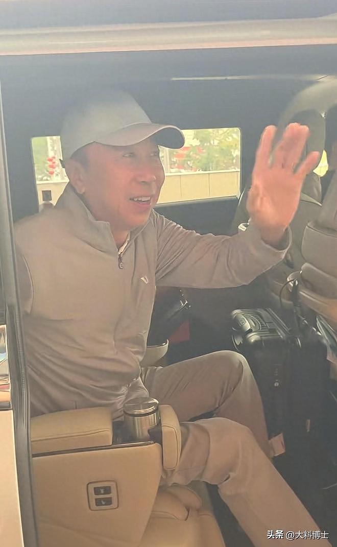 冯巩中秋回天津与哥姐团聚，亲自下厨炒菜，兄弟姐妹共用一张脸（组图） - 1
