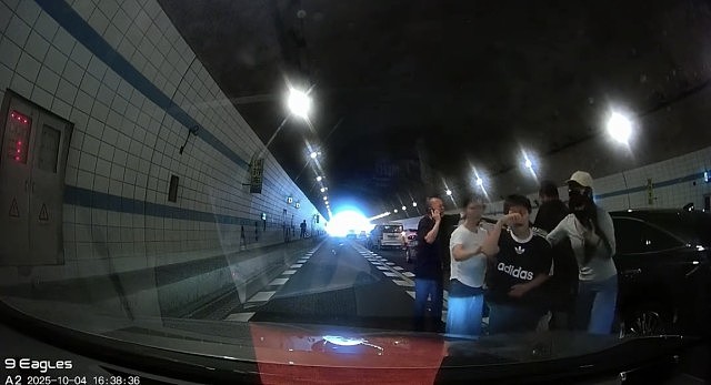 广州隧道遇车祸，母亲陷昏迷！10岁儿跪地拦车大喊：“救救我妈妈”现场视频曝（视频/组图） - 5