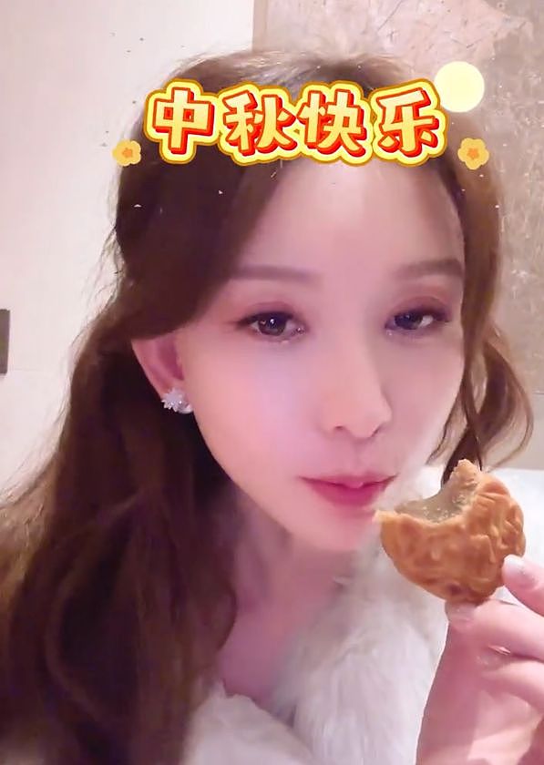 林志玲晒视频庆中秋,长卷发皮毛大衣显贵气,吃月饼津津有味(组图) - 4