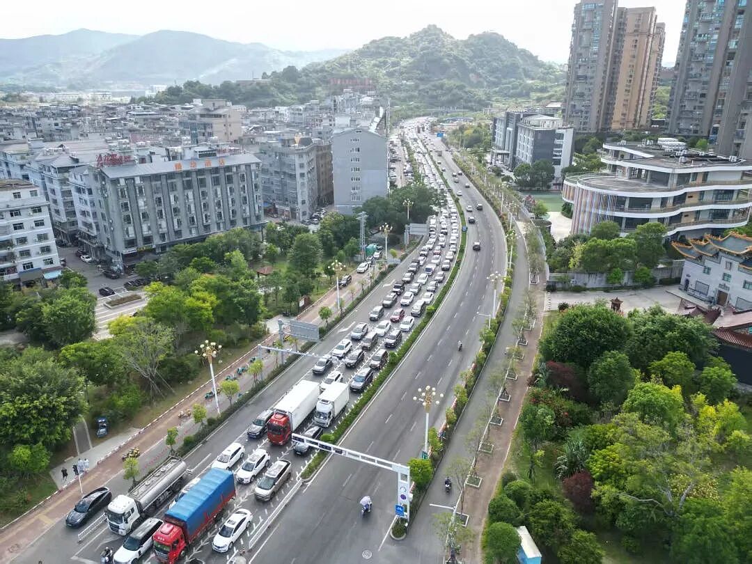 福建一辆阿维塔06起火,致8车焚毁(组图) - 7