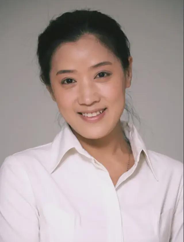 30岁家喻户晓,40岁在剧组发现意外怀孕,生下儿子,丈夫很宠她(组图) - 4