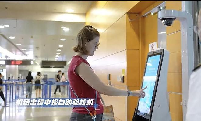 太疯狂！外国游客突然涌入上海狂买：豪掷11万买旗袍，一下买6台华为电脑……拖着行李箱冲去扫货（组图） - 6