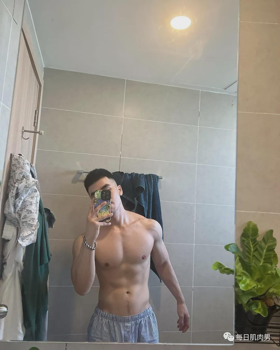 【帅哥】24岁筋肉小哥浴照疯传，这肉体好可啊（组图） - 4