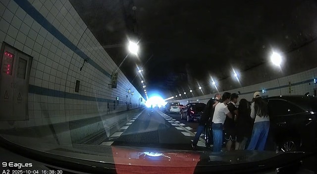 广州隧道遇车祸，母亲陷昏迷！10岁儿跪地拦车大喊：“救救我妈妈”现场视频曝（视频/组图） - 4