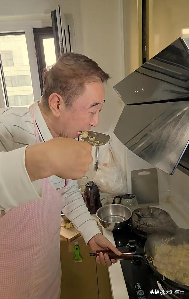 冯巩中秋回天津与哥姐团聚，亲自下厨炒菜，兄弟姐妹共用一张脸（组图） - 4