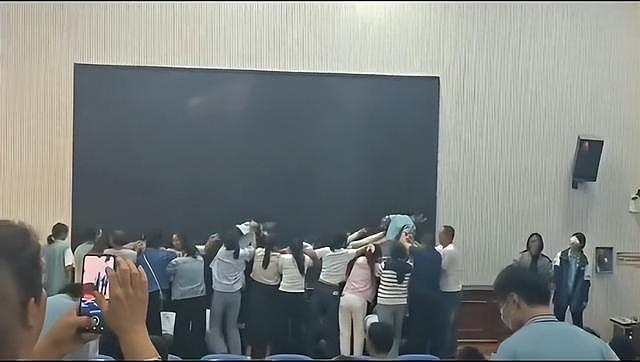 学校组织“愧疚教育”活动，家长跪一排学生蒙眼背上踩过（组图） - 2