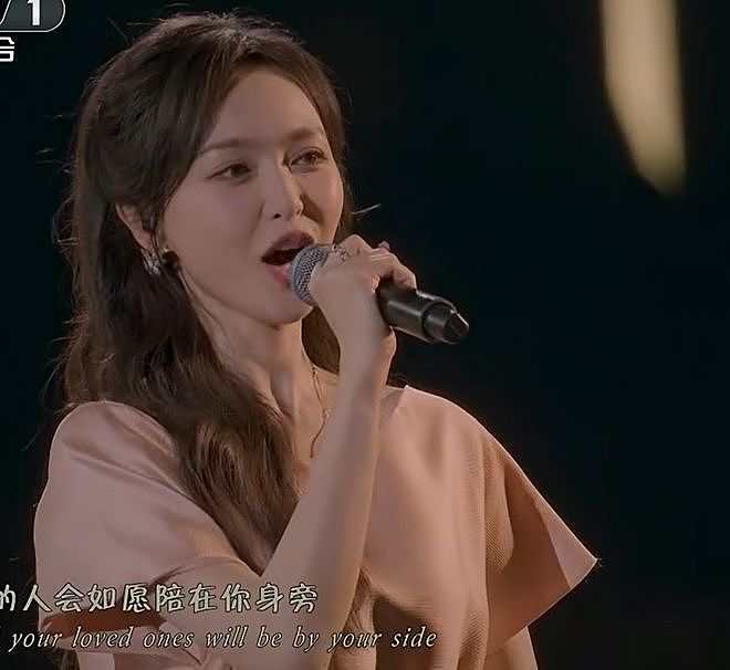 央视秋晚收视率破7!谢娜表演观众直接转台,明星对嘴假唱遭吐槽(组图) - 18