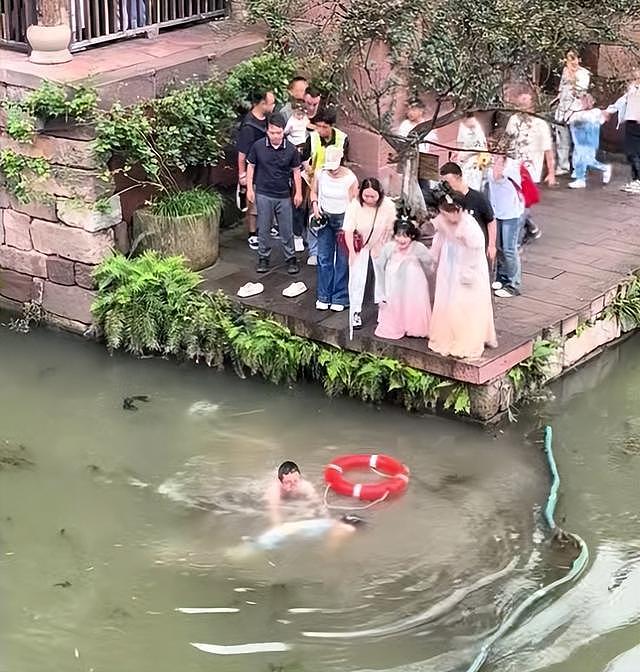 古装女游客拍照不慎坠湖，戴眼镜小伙下水施救（组图） - 2