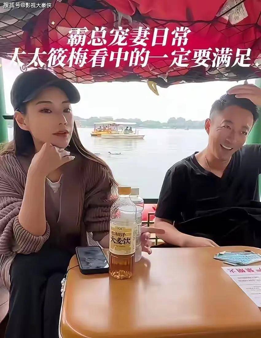 汪小菲马筱梅公园划船,同吃一根烤肠,穿针织衫(组图) - 9